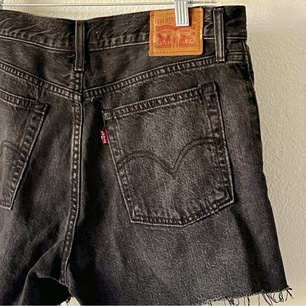 Levi's Wedgie Washed Black Shorts Dark Gray Button Fly Frayed Hem Size 31 - Picture 6 of 13